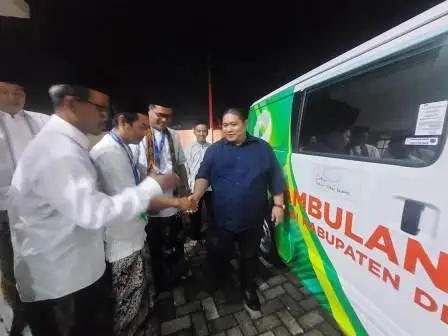 Ketua DPRD Demak Beri Bantuan Mobil Ambulance Pada PGSI Untuk Kemaslahatan Masyarakat